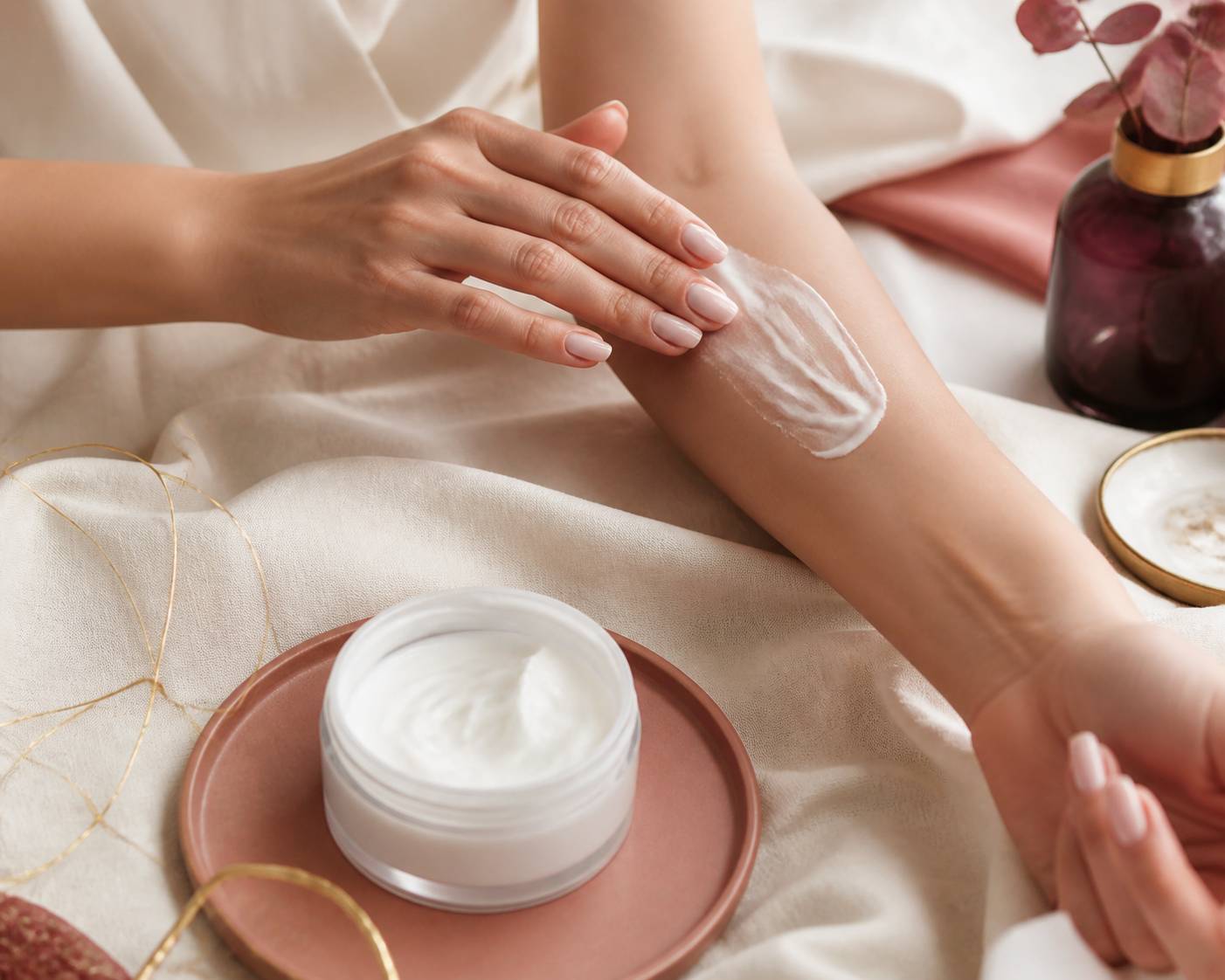 Mains appliquant une crème onctueuse sur un avant-bras