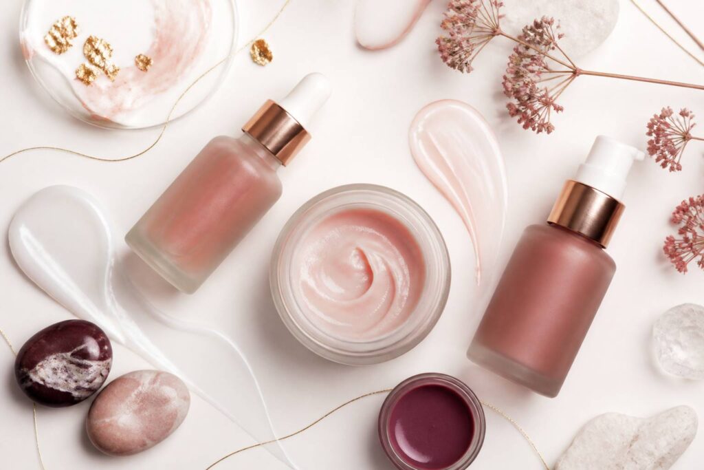 Flat-lay de flacons de soins minimalistes sur fond ivoire