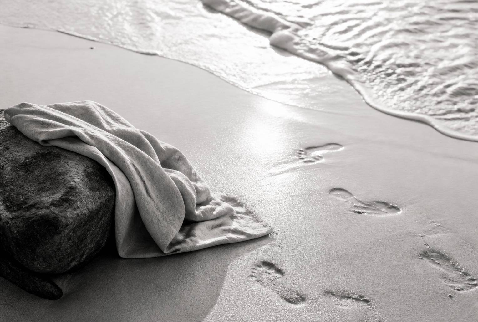 Détail de plage en noir et blanc avec tissu en lin