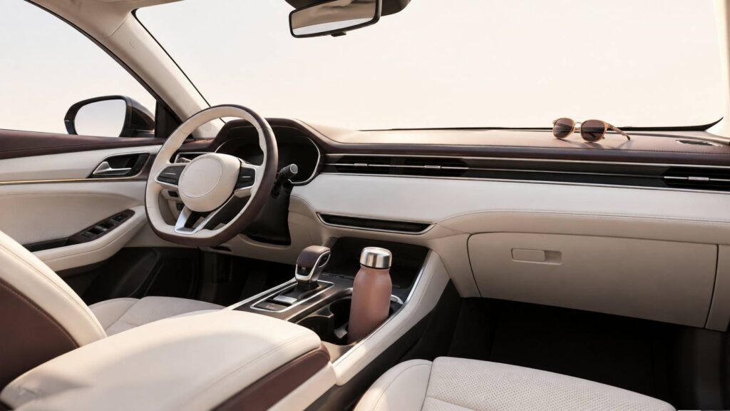 Intérieur de voiture avec gourde isotherme et lunettes de soleil sur le tableau de bord